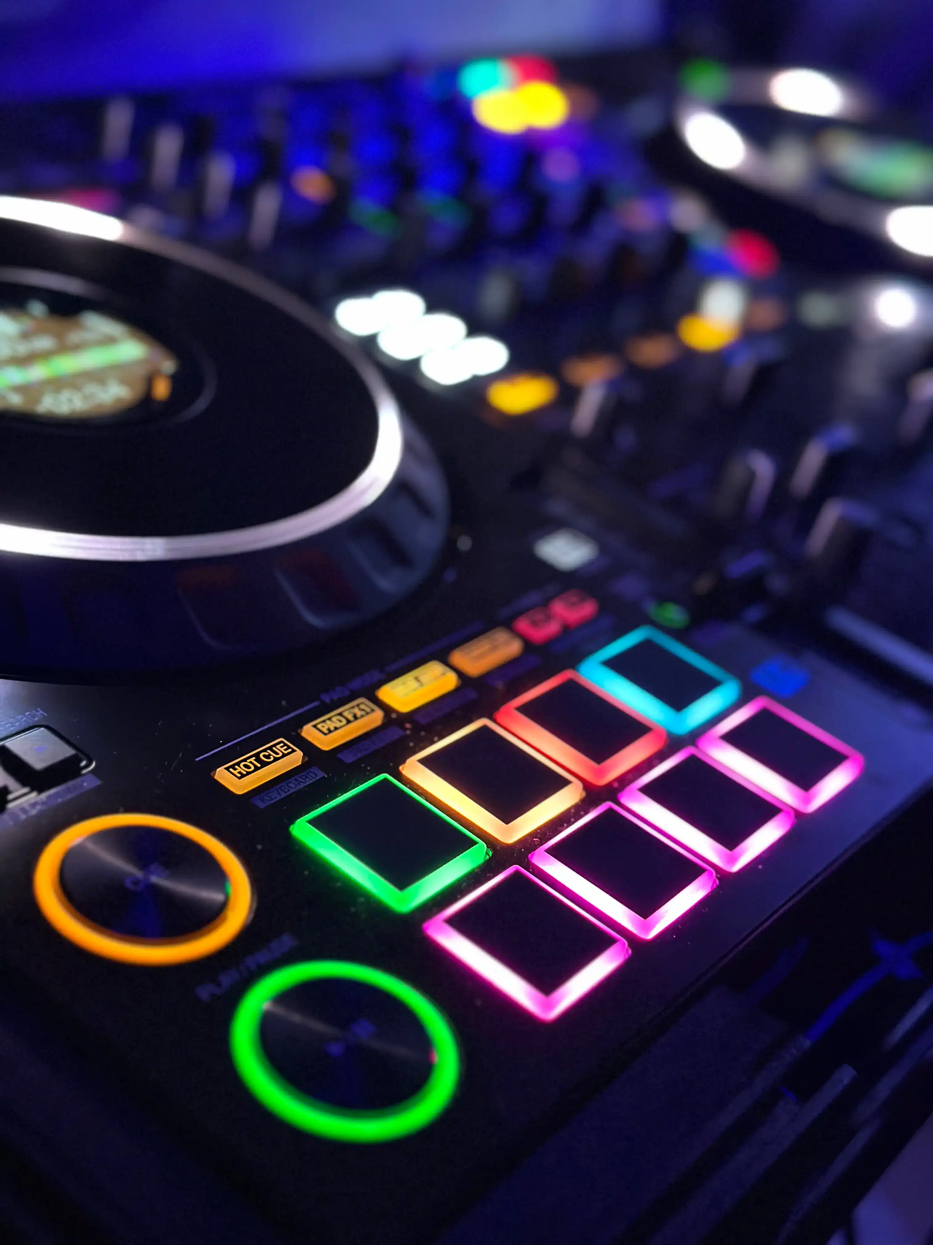 DJ vid mixerbordet på event